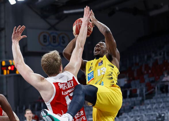 25.05.2021, Basketball, BBL 2020 2021, Playoffs - Viertelfinale, 4. Spiel, Brose Bamberg - MHP RIESEN Ludwigsburg, GER, Bamberg, Brose Arena, v. li. Christian Sengfelder (Brose Bamberg) und Yorman Polas Bartolo (MHP RIESEN) Copyright: HMBxMedia xHeikoxBecker