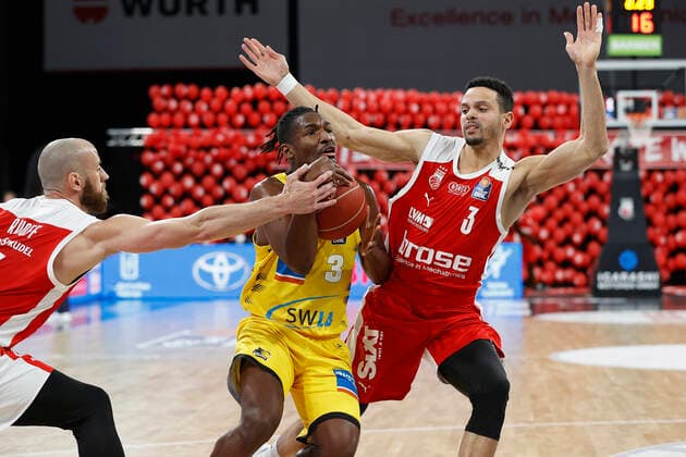 25.05.2021, Basketball, BBL 2020 2021, Playoffs - Viertelfinale, 4. Spiel, Brose Bamberg - MHP RIESEN Ludwigsburg, GER, Bamberg, Brose Arena, v. li. Alex Ruhoff (Brose Bamberg) , Jaleen Smith (MHP RIESEN) und Dominic Lockhart (Brose Bamberg) Copyright: HMBxMedia xHeikoxBecker