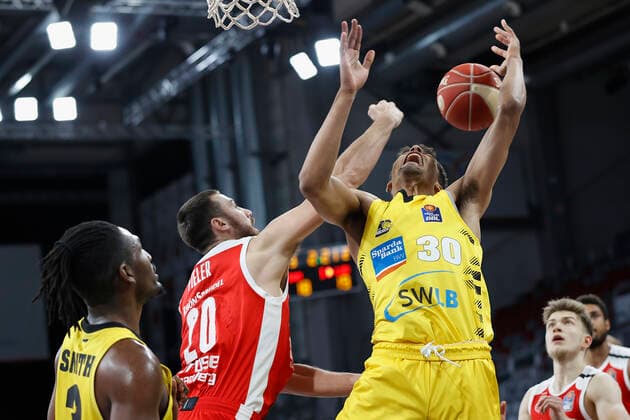 Sport Bilder des Tages 25.05.2021, Basketball, BBL 2020 2021, Playoffs - Viertelfinale, 4. Spiel, Brose Bamberg - MHP RIESEN Ludwigsburg, GER, Bamberg, Brose Arena, v. li. Jaleen Smith (MHP RIESEN), Chase Fieler (Brose Bamberg) und Oscar da Silva (MHP RIESEN) Copyright: HMBxMedia xHeikoxBecker