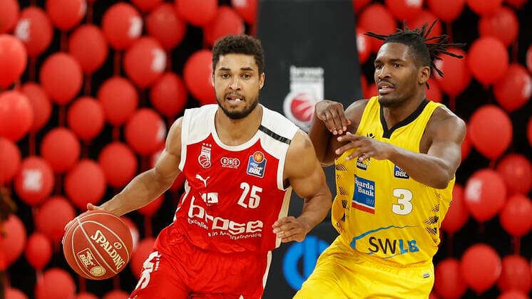 25.05.2021, Basketball, BBL 2020 2021, Playoffs - Viertelfinale, 4. Spiel, Brose Bamberg - MHP RIESEN Ludwigsburg, GER, Bamberg, Brose Arena, v. li. Kenneth Ogbe (Brose Bamberg) und Jaleen Smith (MHP RIESEN) Copyright: HMBxMedia xHeikoxBecker