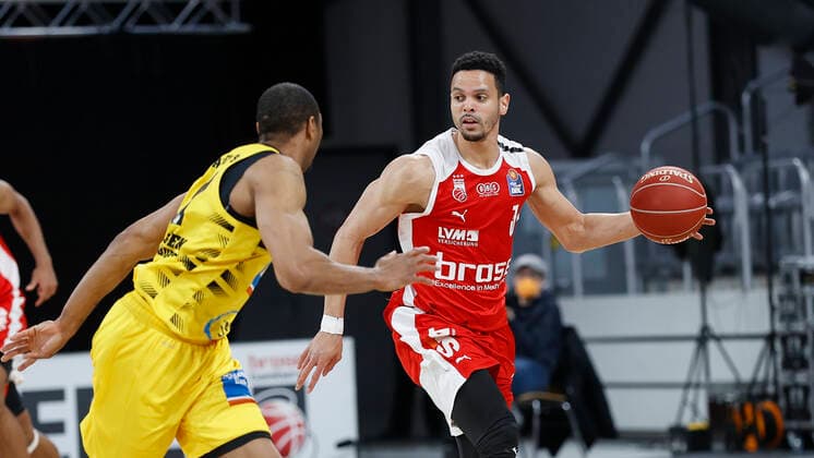 25.05.2021, Basketball, BBL 2020 2021, Playoffs - Viertelfinale, 4. Spiel, Brose Bamberg - MHP RIESEN Ludwigsburg, GER, Bamberg, Brose Arena, v. li. Tremmell Darden (MHP RIESEN) und Dominic Lockhart (Brose Bamberg) Copyright: HMBxMedia xHeikoxBecker