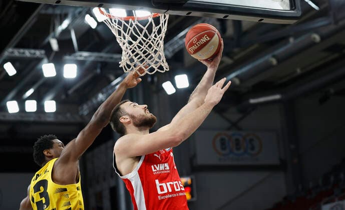 25.05.2021, Basketball, BBL 2020 2021, Playoffs - Viertelfinale, 4. Spiel, Brose Bamberg - MHP RIESEN Ludwigsburg, GER, Bamberg, Brose Arena, v. li. Yorman Polas Bartolo (MHP RIESEN) und Chase Fieler (Brose Bamberg) Copyright: HMBxMedia xHeikoxBecker
