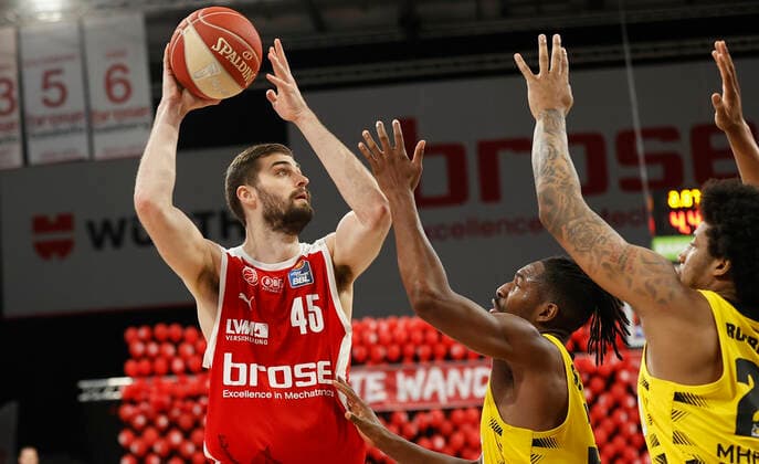25.05.2021, Basketball, BBL 2020 2021, Playoffs - Viertelfinale, 4. Spiel, Brose Bamberg - MHP RIESEN Ludwigsburg, GER, Bamberg, Brose Arena, v. li. David Kravish (Brose Bamberg), Jaleen Smith (MHP RIESEN) und Desi Rodriguez (MHP RIESEN) Copyright: HMBxMedia xHeikoxBecker