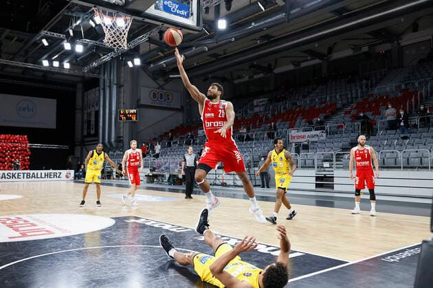 25.05.2021, Basketball, BBL 2020 2021, Playoffs - Viertelfinale, 4. Spiel, Brose Bamberg - MHP RIESEN Ludwigsburg, GER, Bamberg, Brose Arena, v. li. Kenneth Ogbe (Brose Bamberg) und Oscar da Silva (MHP RIESEN) Copyright: HMBxMedia xHeikoxBecker