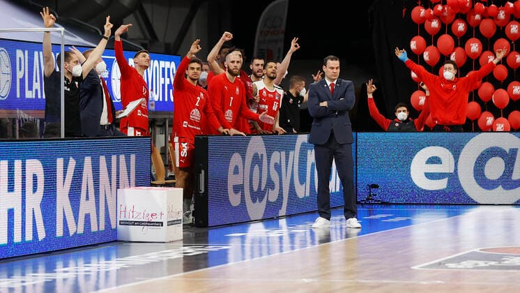 25.05.2021, Basketball, BBL 2020 2021, Playoffs - Viertelfinale, 4. Spiel, Brose Bamberg - MHP RIESEN Ludwigsburg, GER, Bamberg, Brose Arena, Jubel auf der Bamberger Bank Copyright: HMBxMedia xHeikoxBecker