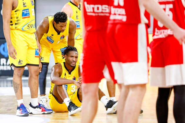 Frust bei Ludwigsburg: oben Yorman Polas Bartolo (MHP Riesen Ludwigsburg, 13) unten Jaleen Smith (MHP Riesen Ludwigsburg, 03) Brose Bamberg - MHP Riesen Ludwigsburg - easyCredit-BBL - Basketball Bundesliga - Basketball Saison 2020 21 Playoff-Viertelfinale Spiel 4 , Playoffs, 25.05.2021 Bamberg, Brose Arena Copyright: DanielxLöb
