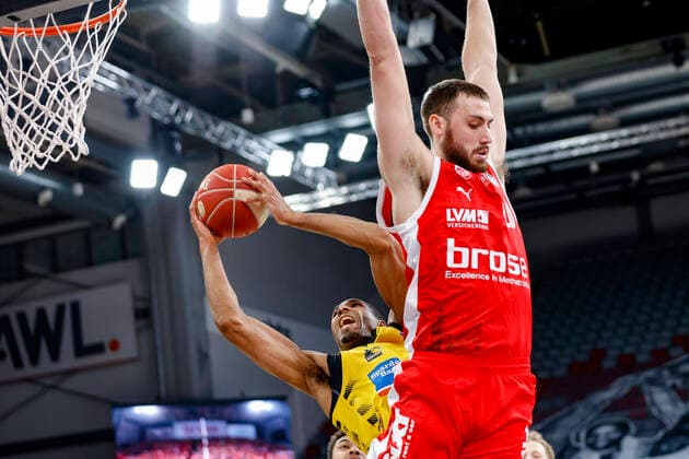 links Tremmell Darden (MHP Riesen Ludwigsburg, 21) rechts Chase Fieler (Brose Bamberg, 20) Brose Bamberg - MHP Riesen Ludwigsburg - easyCredit-BBL - Basketball Bundesliga - Basketball Saison 2020 21 Playoff-Viertelfinale Spiel 4 , Playoffs, 25.05.2021 Bamberg, Brose Arena Copyright: DanielxLöb