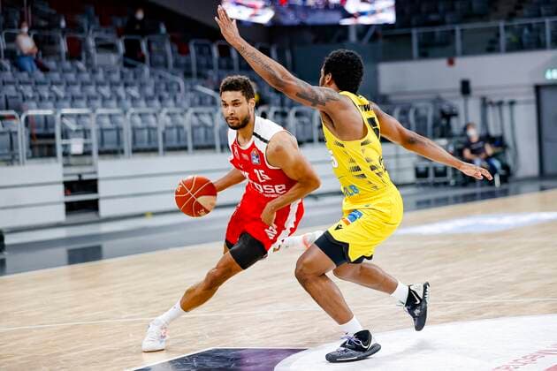 links Kenneth Ogbe (Brose Bamberg, 25) rechts Barry Brown Jr. (MHP Riesen Ludwigsburg, 05) Brose Bamberg - MHP Riesen Ludwigsburg - easyCredit-BBL - Basketball Bundesliga - Basketball Saison 2020 21 Playoff-Viertelfinale Spiel 4 , Playoffs, 25.05.2021 Bamberg, Brose Arena Headcoach John Patrick (MHP Riesen Ludwigsburg) Copyright: DanielxLöb