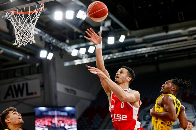 links Dominic Lockhart (Brose Bamberg, 03) rechts Jaleen Smith (MHP Riesen Ludwigsburg, 03) Brose Bamberg - MHP Riesen Ludwigsburg - easyCredit-BBL - Basketball Bundesliga - Basketball Saison 2020 21 Playoff-Viertelfinale Spiel 4 , Playoffs, 25.05.2021 Bamberg, Brose Arena Copyright: DanielxLöb