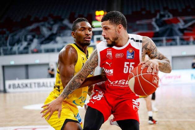 links KJaleen Smith (MHP Riesen Ludwigsburg, 03) rechts Tyler Larson (Brose Bamberg, 55) Brose Bamberg - MHP Riesen Ludwigsburg - easyCredit-BBL - Basketball Bundesliga - Basketball Saison 2020 21 Playoff-Viertelfinale Spiel 4 , Playoffs, 25.05.2021 Bamberg, Brose Arena Headcoach John Patrick (MHP Riesen Ludwigsburg) Copyright: DanielxLöb