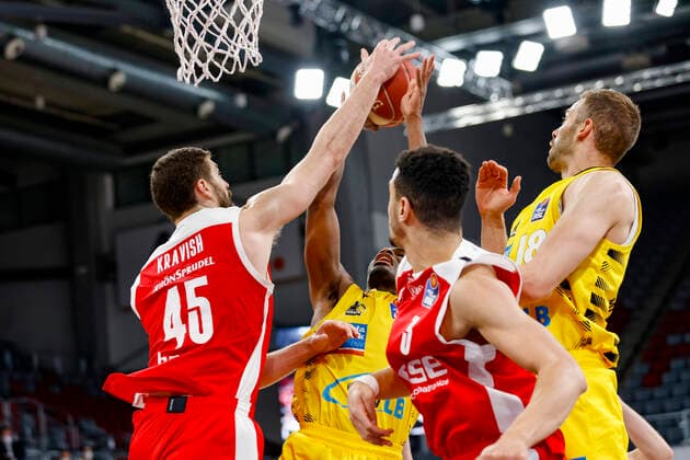 David Kravish (Brose Bamberg, 45) blockt Jaleen Smith (MHP Riesen Ludwigsburg, 03) Brose Bamberg - MHP Riesen Ludwigsburg - easyCredit-BBL - Basketball Bundesliga - Basketball Saison 2020 21 Playoff-Viertelfinale Spiel 4 , Playoffs, 25.05.2021 Bamberg, Brose Arena Copyright: DanielxLöb