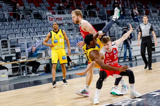 rechts Bennet Hundt (Brose Bamberg, 33) links Yorman Polas Bartolo (MHP Riesen Ludwigsburg, 13) Brose Bamberg - MHP Riesen Ludwigsburg - easyCredit-BBL - Basketball Bundesliga - Basketball Saison 2020 21 Playoff-Viertelfinale Spiel 4 , Playoffs, 25.05.2021 Bamberg, Brose Arena Copyright: DanielxLöb