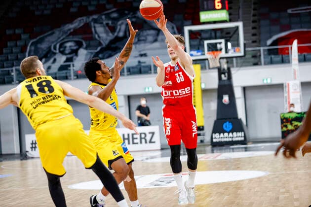 rechts Bennet Hundt (Brose Bamberg, 33) links Barry Brown Jr. (MHP Riesen Ludwigsburg, 05) Brose Bamberg - MHP Riesen Ludwigsburg - easyCredit-BBL - Basketball Bundesliga - Basketball Saison 2020 21 Playoff-Viertelfinale Spiel 4 , Playoffs, 25.05.2021 Bamberg, Brose Arena Copyright: DanielxLöb