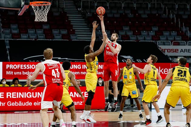 Mitte David Kravish (Brose Bamberg, 45) Brose Bamberg - MHP Riesen Ludwigsburg - easyCredit-BBL - Basketball Bundesliga - Basketball Saison 2020 21 Playoff-Viertelfinale Spiel 4 , Playoffs, 25.05.2021 Bamberg, Brose Arena Copyright: DanielxLöb