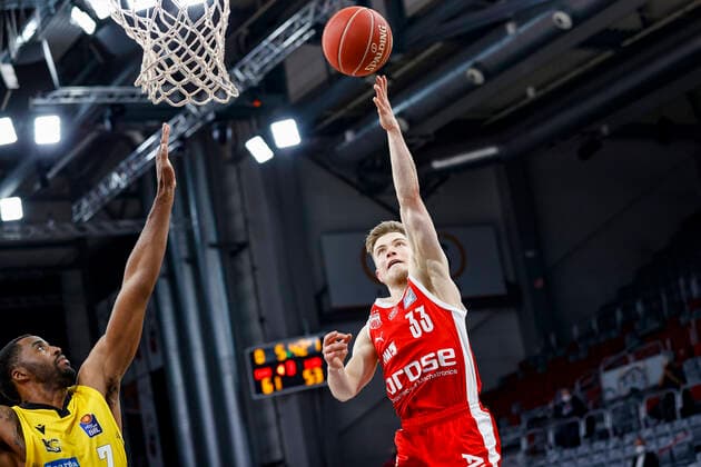 Rechts Bennet Hundt (Brose Bamberg, 33) Links Jamel McLean (MHP Riesen Ludwigsburg, 07) Brose Bamberg - MHP Riesen Ludwigsburg - easyCredit-BBL - Basketball Bundesliga - Basketball Saison 2020 21 Playoff-Viertelfinale Spiel 4 , Playoffs, 25.05.2021 Bamberg, Brose Arena Foto: Heiko Becker für Daniel Löb Loeb Copyright: DanielxLöb