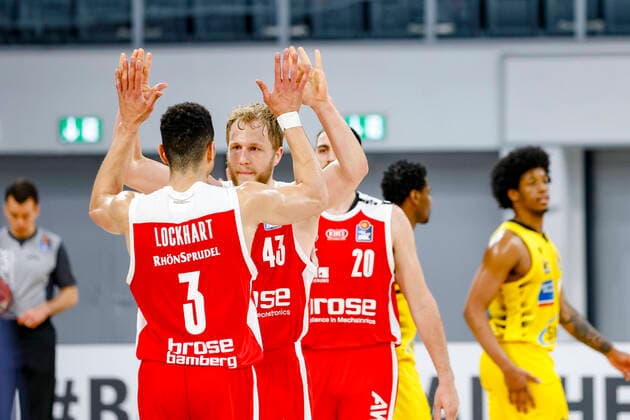 Mitte Christian Sengfelder (Brose Bamberg, 43) links Dominic Lockhart (Brose Bamberg, 03) rechts Desi Rodriguez (MHP Riesen Ludwigsburg, 20) Brose Bamberg - MHP Riesen Ludwigsburg - easyCredit-BBL - Basketball Bundesliga - Basketball Saison 2020 21 Playoff-Viertelfinale Spiel 4 , Playoffs, 25.05.2021 Bamberg, Brose Arena Copyright: DanielxLöb
