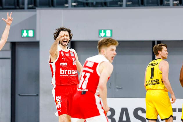 links Michele Vitali (Brose Bamberg, 31) Mitte Bennet Hundt (Brose Bamberg, 33) rechts Jordan Hulls (MHP Riesen Ludwigsburg, 01) Brose Bamberg - MHP Riesen Ludwigsburg - easyCredit-BBL - Basketball Bundesliga - Basketball Saison 2020 21 Playoff-Viertelfinale Spiel 4 , Playoffs, 25.05.2021 Bamberg, Brose Arena Copyright: DanielxLöb