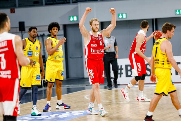 Mitte Christian Sengfelder (Brose Bamberg, 43) links Yorman Polas Bartolo (MHP Riesen Ludwigsburg, 13) 2.v.l. Desi Rodriguez (MHP Riesen Ludwigsburg, 20) rechts Jordan Hulls (MHP Riesen Ludwigsburg, 01) Brose Bamberg - MHP Riesen Ludwigsburg - easyCredit-BBL - Basketball Bundesliga - Basketball Saison 2020 21 Playoff-Viertelfinale Spiel 4 , Playoffs, 25.05.2021 Bamberg, Brose Arena Copyright: DanielxLöb