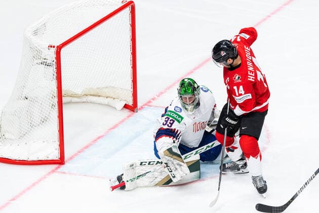 210526 Goalkeeper Henrik Haukeland of Norway and Adam Henrique of Canada during the 2021 IIHF Ice hockey, Eishockey World Championship, WM, Weltmeisterschaft game between Canada and Norway on May 26, 2021 in Riga. Photo: Simon Hastegard BILDBYRAN kod SH SH0117 ishockey ice hockey ishockey-vm iihf ice hockey world championship canada kanada norge norway day 6 bbeng Copyright: SIMONxHASTEGARD BB210526SH011