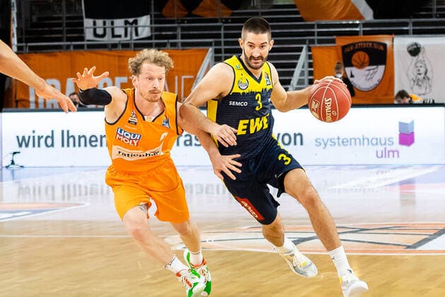 Braydon Hobbs (EWE Baskets Oldenburg 03) vs Per Guenther (Ratiopharm Ulm 06) Ratiopharm Ulm vs. EWE Baskets Oldenburg, Playoffs Spiel 4, Viertelfinale, Saison 2020 21, 26.05.2021 Ratiopharm Ulm vs. EWE Baskets Oldenburg, Playoffs Spiel 4, Viertelfinale Neu-Ulm Copyright: xEibner-Pressefoto RogerxBuerkex EP_EER