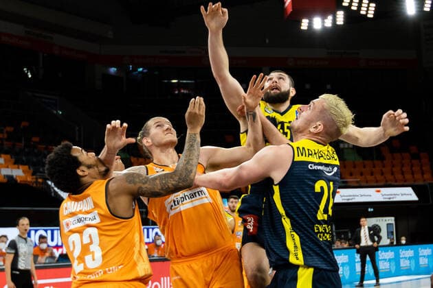 wer bekommt den Ball Rasid Mahalbasic (EWE Baskets Oldenburg 24), Dylan Osetkowski (Ratiopharm Ulm 21), Troy Caupain (Ratiopharm Ulm 23), Nathan Boothe (EWE Baskets Oldenburg 45) Ratiopharm Ulm vs. EWE Baskets Oldenburg, Playoffs Spiel 4, Viertelfinale, Saison 2020 21, 26.05.2021 Ratiopharm Ulm vs. EWE Baskets Oldenburg, Playoffs Spiel 4, Viertelfinale Neu-Ulm Copyright: xEibner-Pressefoto RogerxBuerkex EP_EER