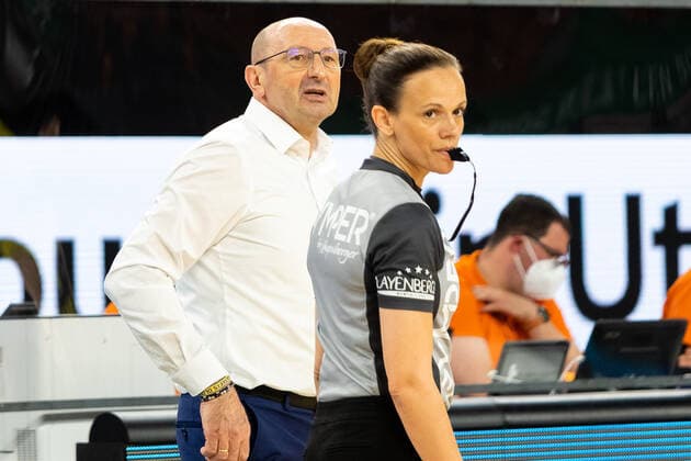 Mladen Drijencic (EWE Baskets Oldenburg Head Coach) und Referee Panther Anne hochkonzentriert Ratiopharm Ulm vs. EWE Baskets Oldenburg, Playoffs Spiel 4, Viertelfinale, Saison 2020 21, 26.05.2021 Ratiopharm Ulm vs. EWE Baskets Oldenburg, Playoffs Spiel 4, Viertelfinale Neu-Ulm Copyright: xEibner-Pressefoto RogerxBuerkex EP_EER