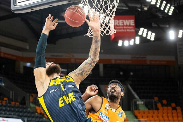 Martin Breunig (EWE Baskets Oldenburg 12) beim Korb, Aric Holman (Ratiopharm Ulm 35) Ratiopharm Ulm vs. EWE Baskets Oldenburg, Playoffs Spiel 4, Viertelfinale, Saison 2020 21, 26.05.2021 Ratiopharm Ulm vs. EWE Baskets Oldenburg, Playoffs Spiel 4, Viertelfinale Neu-Ulm Copyright: xEibner-Pressefoto RogerxBuerkex EP_EER
