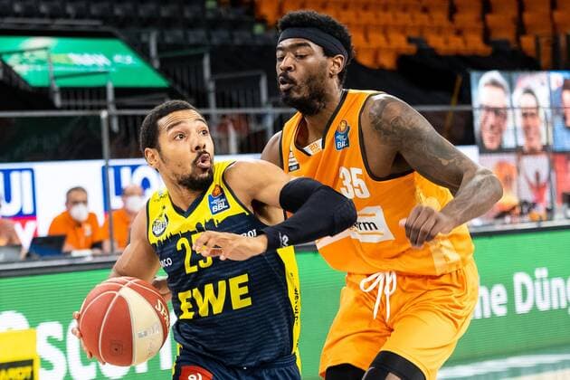 Phil Pressey (EWE Baskets Oldenburg 25), vs Aric Holman (Ratiopharm Ulm 35) Ratiopharm Ulm vs. EWE Baskets Oldenburg, Playoffs Spiel 4, Viertelfinale, Saison 2020 21, 26.05.2021 Ratiopharm Ulm vs. EWE Baskets Oldenburg, Playoffs Spiel 4, Viertelfinale Neu-Ulm Copyright: xEibner-Pressefoto RogerxBuerkex EP_EER