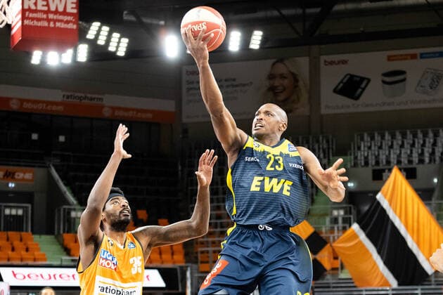 Rickey Paulding (EWE Baskets Oldenburg 23), Aric Holman (Ratiopharm Ulm 35) Ratiopharm Ulm vs. EWE Baskets Oldenburg, Playoffs Spiel 4, Viertelfinale, Saison 2020 21, 26.05.2021 Ratiopharm Ulm vs. EWE Baskets Oldenburg, Playoffs Spiel 4, Viertelfinale Neu-Ulm Copyright: xEibner-Pressefoto RogerxBuerkex EP_EER