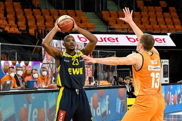 GER, BBL, Play-offs, ratiopharm ulm vs EWE Baskets Oldenburg 26.05.2021, ratiopharm arena, Neu-Ulm, GER, BBL, Play-offs, ratiopharm ulm vs EWE Baskets Oldenburg, im Bild Andreas Obst (Ulm, 13) verteidigt gegen Rickey Paulding (Oldenburg, 23)