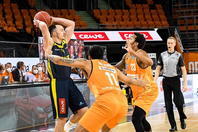 GER, BBL, Play-offs, ratiopharm ulm vs EWE Baskets Oldenburg 26.05.2021, ratiopharm arena, Neu-Ulm, GER, BBL, Play-offs, ratiopharm ulm vs EWE Baskets Oldenburg, im Bild Karsten Tadda (Oldenburg, 9) versucht sich gegen Isaiah Wilkins (Ulm, 11) und Troy Caupain (Ulm, 23) durchzusetzen