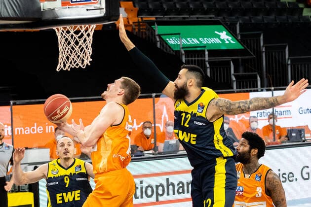 Andreas Obst (Ratiopharm Ulm 13) Martin Breunig (EWE Baskets Oldenburg 12) Ratiopharm Ulm vs. EWE Baskets Oldenburg, Playoffs Spiel 4, Viertelfinale, Saison 2020 21, 26.05.2021 Ratiopharm Ulm vs. EWE Baskets Oldenburg, Playoffs Spiel 4, Viertelfinale Neu-Ulm Copyright: xEibner-Pressefoto RogerxBuerkex EP_EER