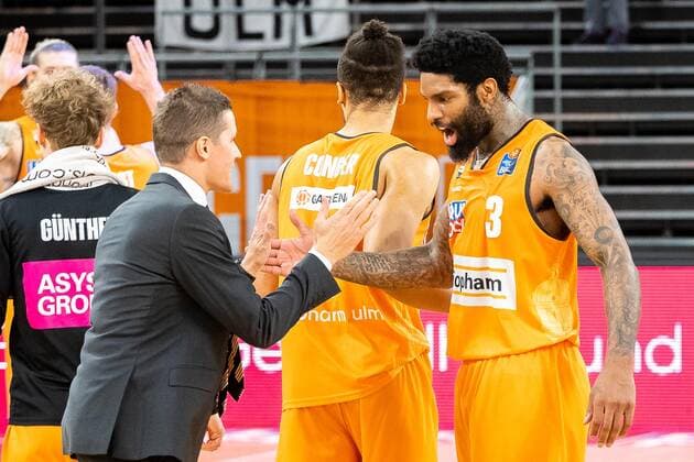 Ratiopharm Ulm schlaegt EWE Baskets Oldenburg mit 96:88 Endstand Die Mannschaft faehrt nach Berlin zum Halbfinale Jubel bei Jaka Lakovic (Ratiopharm Ulm Trainer) und Trey Landers (Ratiopharm Ulm 03) Ratiopharm Ulm vs. EWE Baskets Oldenburg, Playoffs Spiel 4, Viertelfinale, Saison 2020 21, 26.05.2021 Ratiopharm Ulm vs. EWE Baskets Oldenburg, Playoffs Spiel 4, Viertelfinale Neu-Ulm Copyright: xEibner-Pressefoto RogerxBuerkex EP_EER