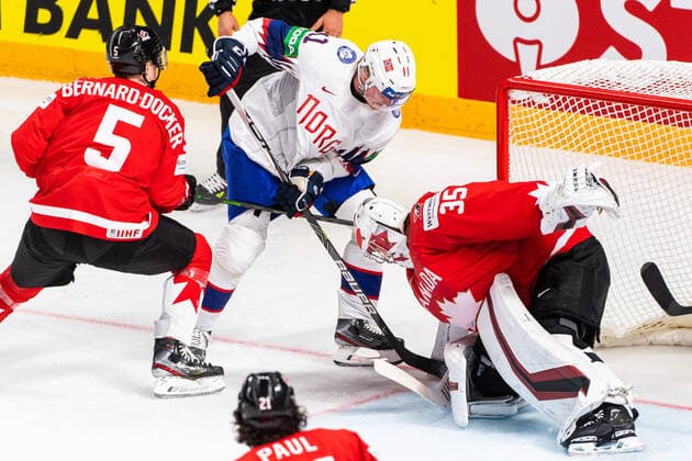 210526 Samuel Solem of Norway against goalkeeper Darcy kuemper of Canada during the 2021 IIHF Ice hockey, Eishockey World Championship, WM, Weltmeisterschaft game between Canada and Norway on May 26, 2021 in Riga. Photo: Simon Hastegard BILDBYRAN kod SH SH0117 ishockey ice hockey ishockey-vm iihf ice hockey world championship canada kanada norge norway day 6 bbeng Copyright: SIMONxHASTEGARD BB210526SH050