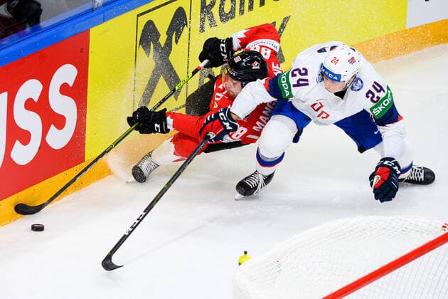 210526 Andrew Mangiapane of Canada and Julian Holm Ole of Norway during the 2021 IIHF Ice hockey, Eishockey World Championship, WM, Weltmeisterschaft game between Canada and Norway on May 26, 2021 in Riga. Photo: Simon Hastegard BILDBYRAN kod SH SH0117 ishockey ice hockey ishockey-vm iihf ice hockey world championship canada kanada norge norway day 6 bbeng depp Copyright: SIMONxHASTEGARD BB210526SH067