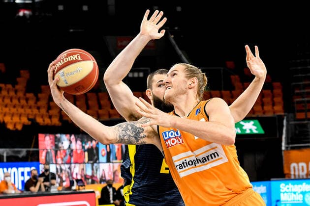 GER, BBL, Play-offs, ratiopharm ulm vs EWE Baskets Oldenburg 26.05.2021, ratiopharm arena, Neu-Ulm, GER, BBL, Play-offs, ratiopharm ulm vs EWE Baskets Oldenburg, im Bild Andreas Obst (Ulm, 13) setzt sich gegen Nathan Boothe (Oldenburg, 45) durch
