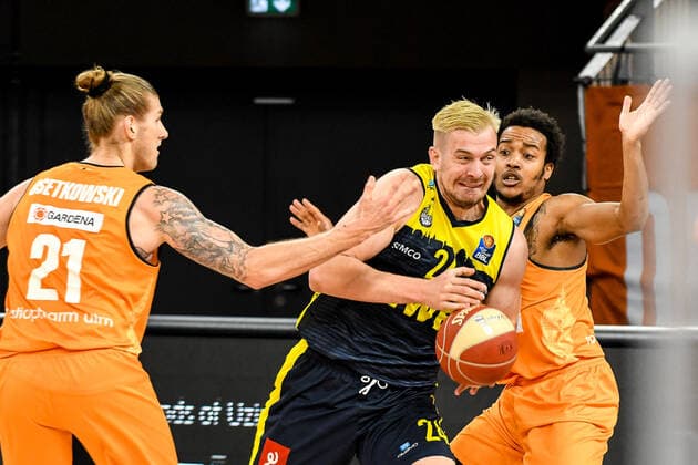 GER, BBL, Play-offs, ratiopharm ulm vs EWE Baskets Oldenburg 26.05.2021, ratiopharm arena, Neu-Ulm, GER, BBL, Play-offs, ratiopharm ulm vs EWE Baskets Oldenburg, im Bild viel Körpereinsatz von Rasid Mahalbasic (Oldenburg, 24) gegen Dylan Osetkowski (Ulm, 21) und Troy Caupain (Ulm, 23)