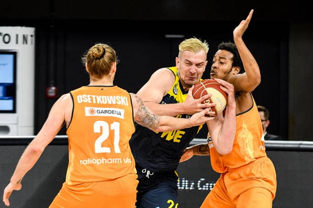 Sport Bilder des Tages GER, BBL, Play-offs, ratiopharm ulm vs EWE Baskets Oldenburg 26.05.2021, ratiopharm arena, Neu-Ulm, GER, BBL, Play-offs, ratiopharm ulm vs EWE Baskets Oldenburg, im Bild viel Körpereinsatz von Rasid Mahalbasic (Oldenburg, 24) gegen Dylan Osetkowski (Ulm, 21) und Troy Caupain (Ulm, 23)