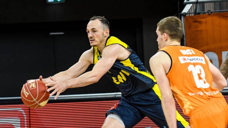 GER, BBL, Play-offs, ratiopharm ulm vs EWE Baskets Oldenburg 26.05.2021, ratiopharm arena, Neu-Ulm, GER, BBL, Play-offs, ratiopharm ulm vs EWE Baskets Oldenburg, im Bild Karsten Tadda (Oldenburg, 9), Andreas Obst (Ulm, 13)