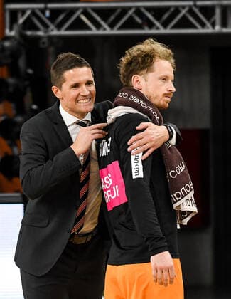 GER, BBL, Play-offs, ratiopharm ulm vs EWE Baskets Oldenburg 26.05.2021, ratiopharm arena, Neu-Ulm, GER, BBL, Play-offs, ratiopharm ulm vs EWE Baskets Oldenburg, im Bild Jaka Lakovic (Ulm) und Per Günther Guenther (Ulm, 6) flachsen nach Spielende miteinander