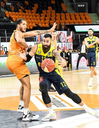 GER, BBL, Play-offs, ratiopharm ulm vs EWE Baskets Oldenburg 26.05.2021, ratiopharm arena, Neu-Ulm, GER, BBL, Play-offs, ratiopharm ulm vs EWE Baskets Oldenburg, im Bild Isaiah Wilkins (Ulm, 11), Martin Breunig (Oldenburg, 12)