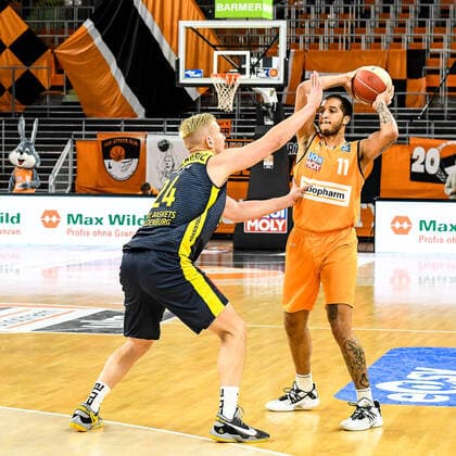 GER, BBL, Play-offs, ratiopharm ulm vs EWE Baskets Oldenburg 26.05.2021, ratiopharm arena, Neu-Ulm, GER, BBL, Play-offs, ratiopharm ulm vs EWE Baskets Oldenburg, im Bild Rasid Mahalbasic (Oldenburg, 24), Isaiah Wilkins (Ulm, 11)
