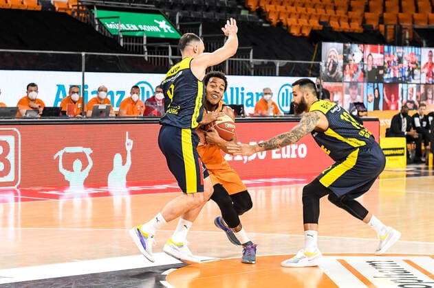 GER, BBL, Play-offs, ratiopharm ulm vs EWE Baskets Oldenburg 26.05.2021, ratiopharm arena, Neu-Ulm, GER, BBL, Play-offs, ratiopharm ulm vs EWE Baskets Oldenburg, im Bild Troy Caupain (Ulm, 23) kann sich gegen Karsten Tadda (Oldenburg, 9) und Martin Breunig (Oldenburg, 12) nicht durchsetzen