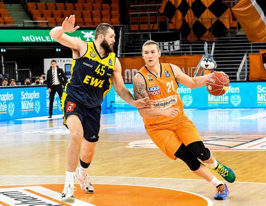 GER, BBL, Play-offs, ratiopharm ulm vs EWE Baskets Oldenburg 26.05.2021, ratiopharm arena, Neu-Ulm, GER, BBL, Play-offs, ratiopharm ulm vs EWE Baskets Oldenburg, im Bild Dylan Osetkowski (Ulm, 21) setzt sich gegen Nathan Boothe (Oldenburg, 45) durch