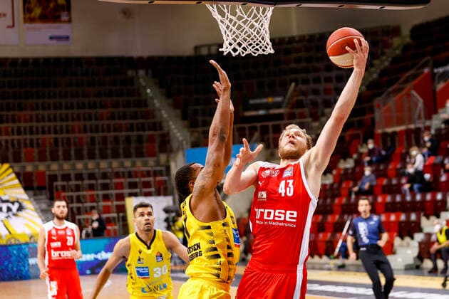 rechts Christian Sengfelder (Brose Bamberg, 43) MHP Riesen Ludwigsburg - Brose Bamberg, easyCredit Basketball Bundesliga, Saison 2020-2021, Playoff-Viertelfinale Spiel 4, Ludwigsburg, Germany, 27.05.2021, 21.05.2021, Basketball, BBL 2020 2021, Viertelfinale, 2. Spieltag, MHP RIESEN Ludwigsburg - Brose Bamberg, GER, Ludwigsburg, MHPArena, Copyright: DanielxLöb