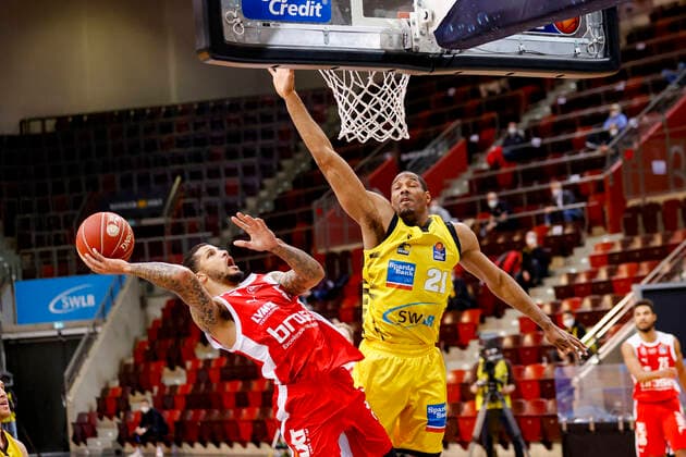 links Tyler Larson (Brose Bamberg, 55) rechts Tremmell Darden (MHP Riesen Ludwigsburg, 21) MHP Riesen Ludwigsburg - Brose Bamberg, easyCredit Basketball Bundesliga, Saison 2020-2021, Playoff-Viertelfinale Spiel 4, Ludwigsburg, Germany, 27.05.2021, 21.05.2021, Basketball, BBL 2020 2021, Viertelfinale, 2. Spieltag, MHP RIESEN Ludwigsburg - Brose Bamberg, GER, Ludwigsburg, MHPArena, Copyright: DanielxLöb