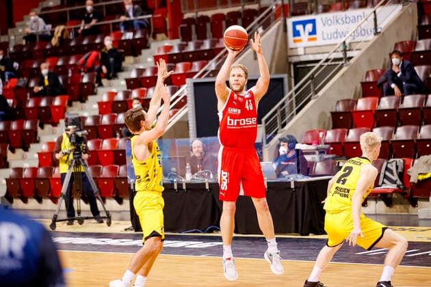 Mitte Christian Sengfelder (Brose Bamberg, 43) links Jordan Hulls (MHP Riesen Ludwigsburg, 01) rechts Jacob Patrick (MHP Riesen Ludwigsburg, 02) MHP Riesen Ludwigsburg - Brose Bamberg, easyCredit Basketball Bundesliga, Saison 2020-2021, Playoff-Viertelfinale Spiel 4, Ludwigsburg, Germany, 27.05.2021, 21.05.2021, Basketball, BBL 2020 2021, Viertelfinale, 2. Spieltag, MHP RIESEN Ludwigsburg - Brose Bamberg, GER, Ludwigsburg, MHPArena, Copyright: DanielxLöb