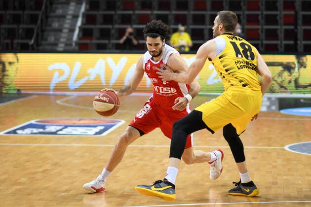 Michele Vitali (Brose Bamberg) im Zweikampf mit Jonas Wohlfarth-Bottermann (MHP Riesen Ludwigsburg), GER, MHP Riesen Ludwigsburg vs. Brose Bamberg, 27.05.2021, Play Off Viertelfinale Spiel 5, easycredit Basketball Bundesliga, Spielzeit 2020 2021. GER, MHP Riesen Ludwigsburg vs. Brose Bamberg, 27.05.2021, Play Off Viertelfinale Spiel 5, easycredit Basketball Bundesliga, Spielzeit 2020 2021 Ludwigsburg Copyright: xEibnerxPressefoto MichaelxMemmlerx EP_MMR