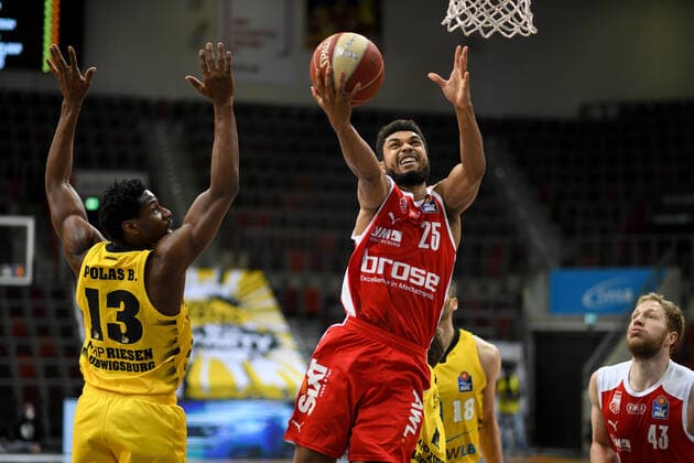 Kenneth Ogbe (Brose Bamberg) am Korb gegen Yorman Polas Bartolo (MHP Riesen Ludwigsburg), GER, MHP Riesen Ludwigsburg vs. Brose Bamberg, 27.05.2021, Play Off Viertelfinale Spiel 5, easycredit Basketball Bundesliga, Spielzeit 2020 2021. GER, MHP Riesen Ludwigsburg vs. Brose Bamberg, 27.05.2021, Play Off Viertelfinale Spiel 5, easycredit Basketball Bundesliga, Spielzeit 2020 2021 Ludwigsburg Copyright: xEibnerxPressefoto MichaelxMemmlerx EP_MMR
