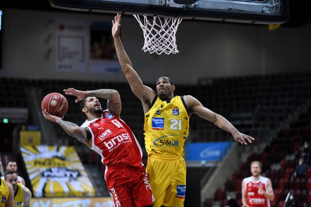 Tyler Larson (Brose Bamberg) am Korb gegen Tremmell Darden (MHP Riesen Ludwigsburg), GER, MHP Riesen Ludwigsburg vs. Brose Bamberg, 27.05.2021, Play Off Viertelfinale Spiel 5, easycredit Basketball Bundesliga, Spielzeit 2020 2021. GER, MHP Riesen Ludwigsburg vs. Brose Bamberg, 27.05.2021, Play Off Viertelfinale Spiel 5, easycredit Basketball Bundesliga, Spielzeit 2020 2021 Ludwigsburg Copyright: xEibnerxPressefoto MichaelxMemmlerx EP_MMR